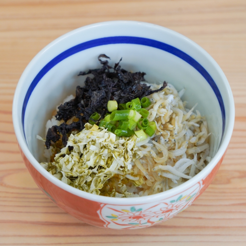 画像:シラス×おぼろ昆布×海苔の３色丼